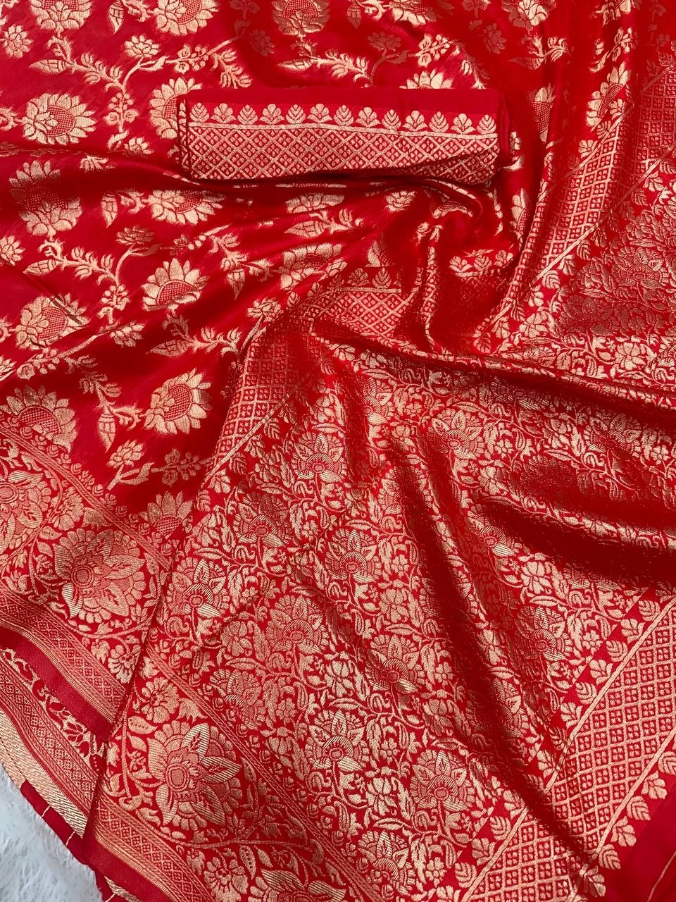 Breathable Organic Banarasi Sarees for Your Dream Wedding Look-Red-5