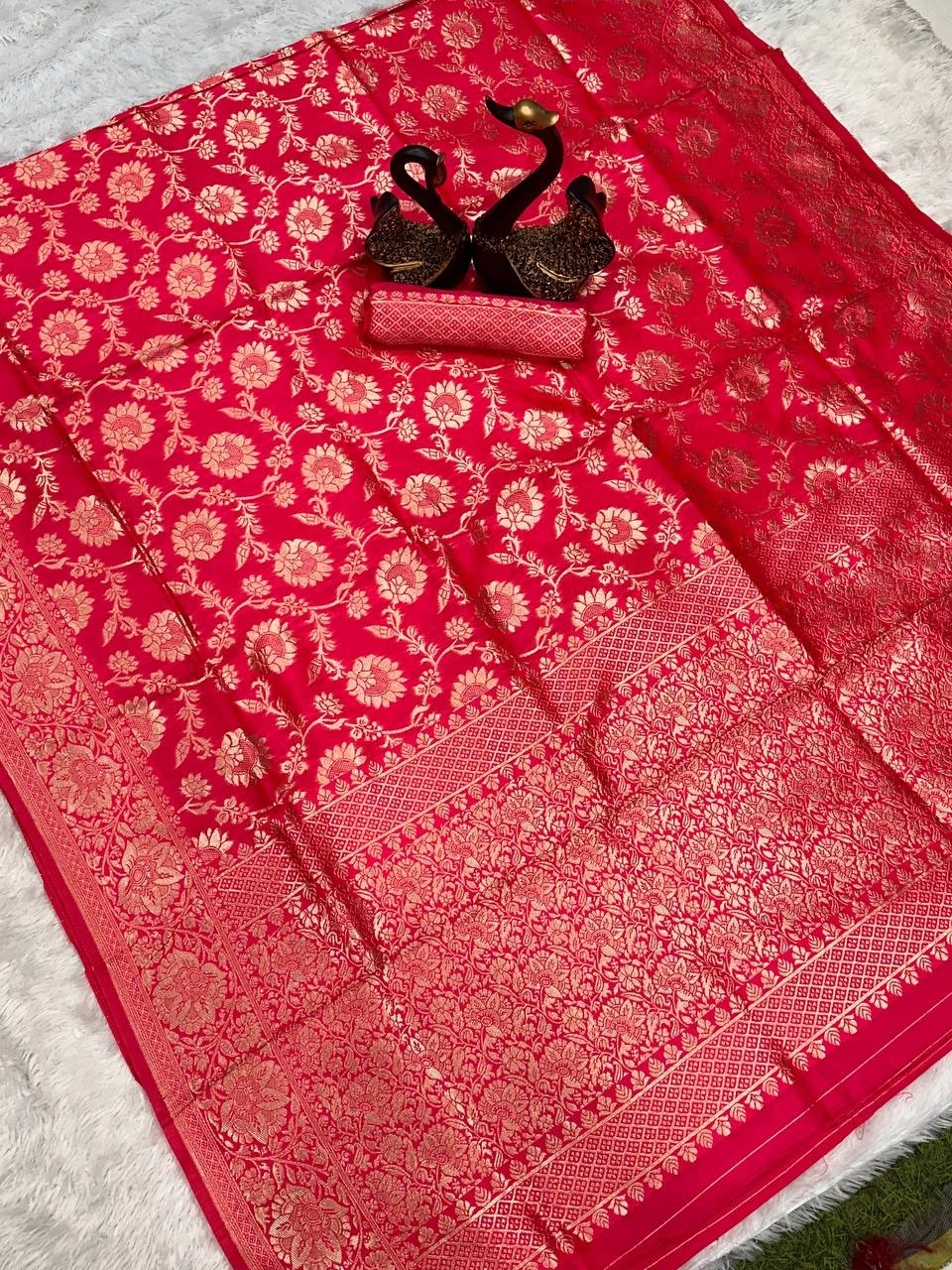 Breathable Organic Banarasi Sarees for Your Dream Wedding Look-Rani-3