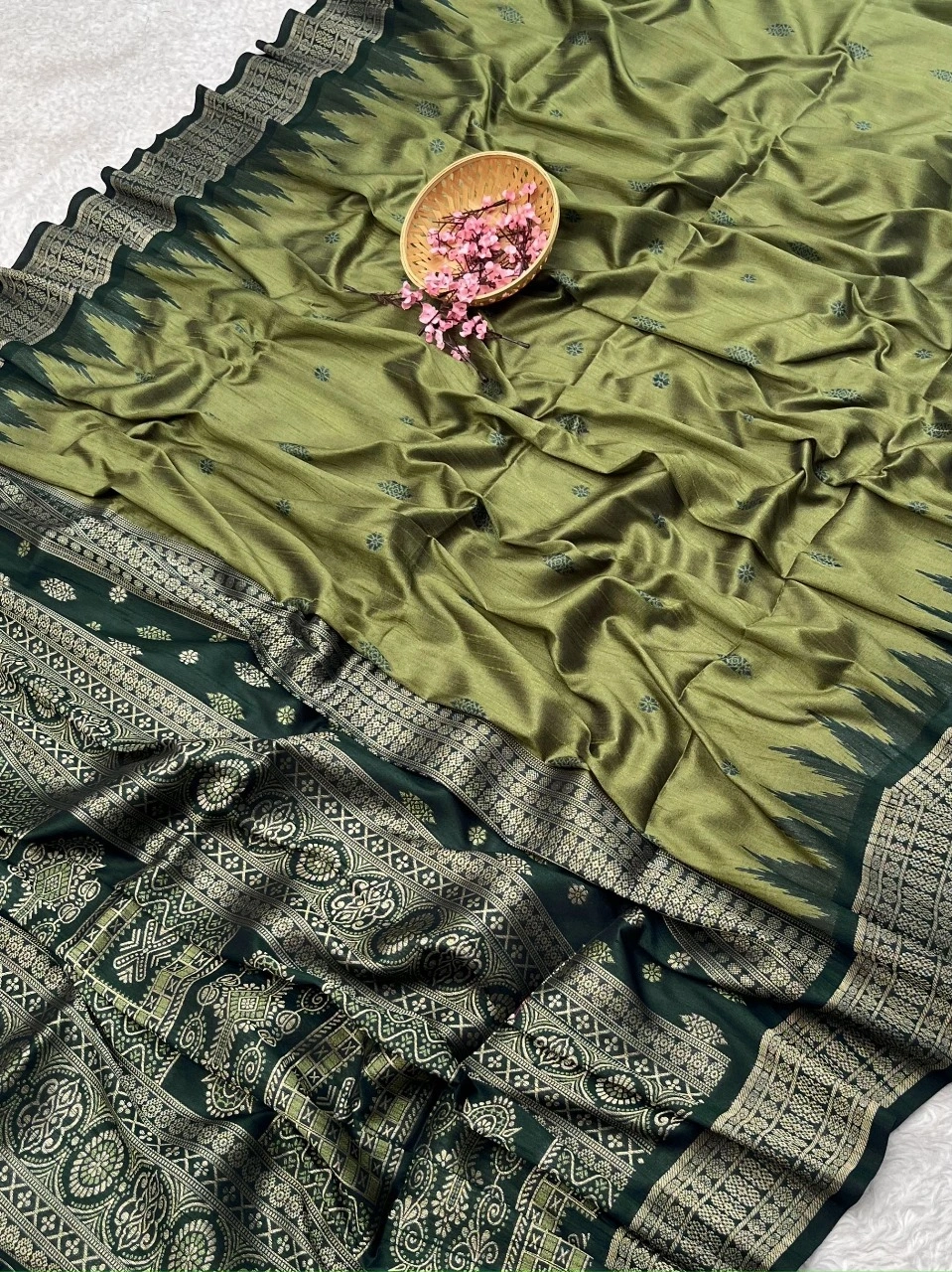 Exclusive Tussur Silk Saree: Temple Border, Contrast Pallu &amp; Tassels-Green-1