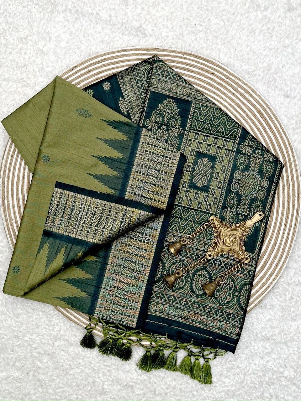 Exclusive Tussur Silk Saree: Temple Border, Contrast Pallu &amp; Tassels-Green-2