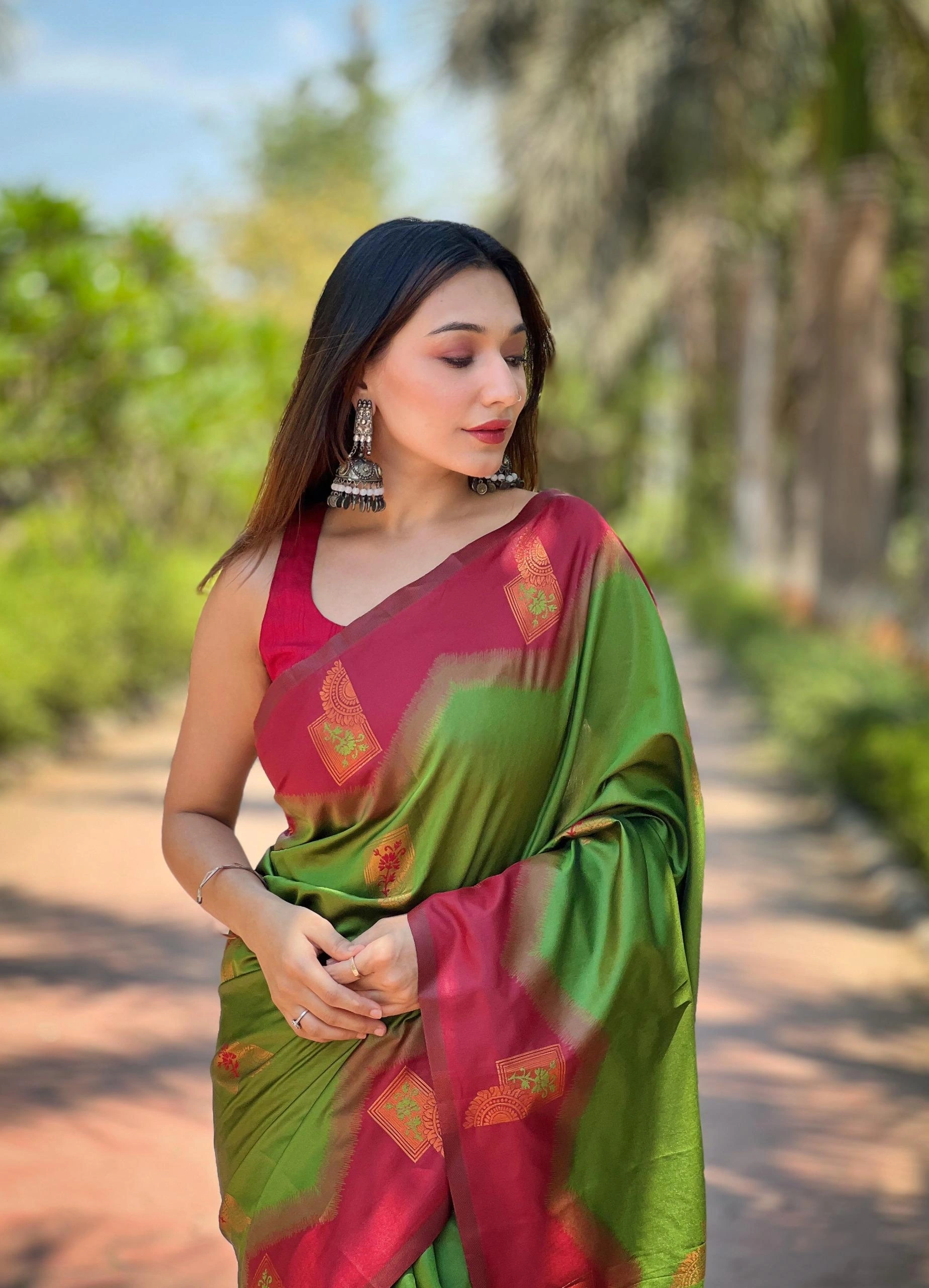 Pure Kanjivaram Silk Saree: Luxurious, Zari-Infused Banarsi Silk with Vibrant Meena Pallu-Green-1