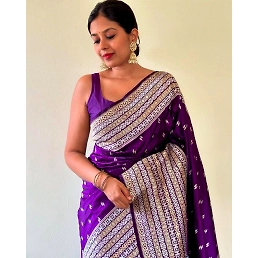Seamless Comfort: Enchanting Organic Banarasi Sarees for Your Dream Wedding