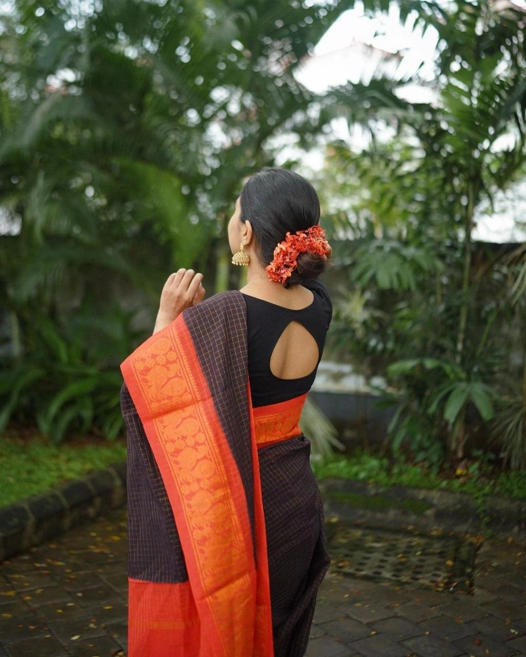 Banarasi Silk Saree: Intricate Weaving, Brocade &amp; Gold Zari Work-Black-2