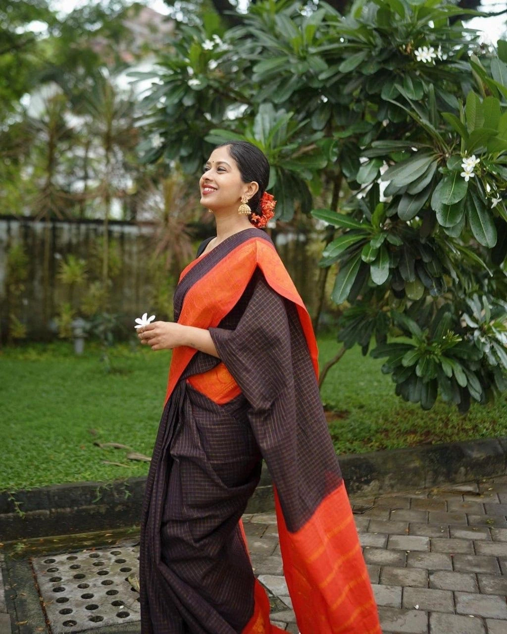 Banarasi Silk Saree: Intricate Weaving, Brocade &amp; Gold Zari Work-Black-3