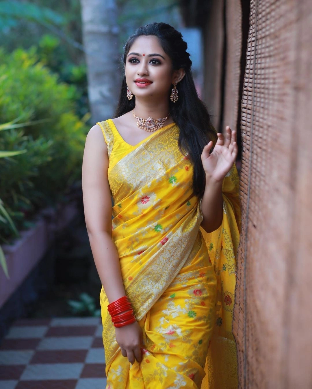 Gold Zari Woven Banarasi Silk Saree: Perfect for Festivals and Weddings-Yellow-4