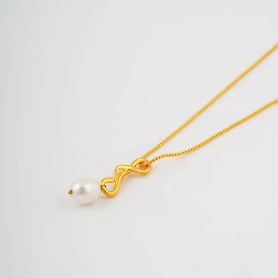 Minimal Pearl Necklace