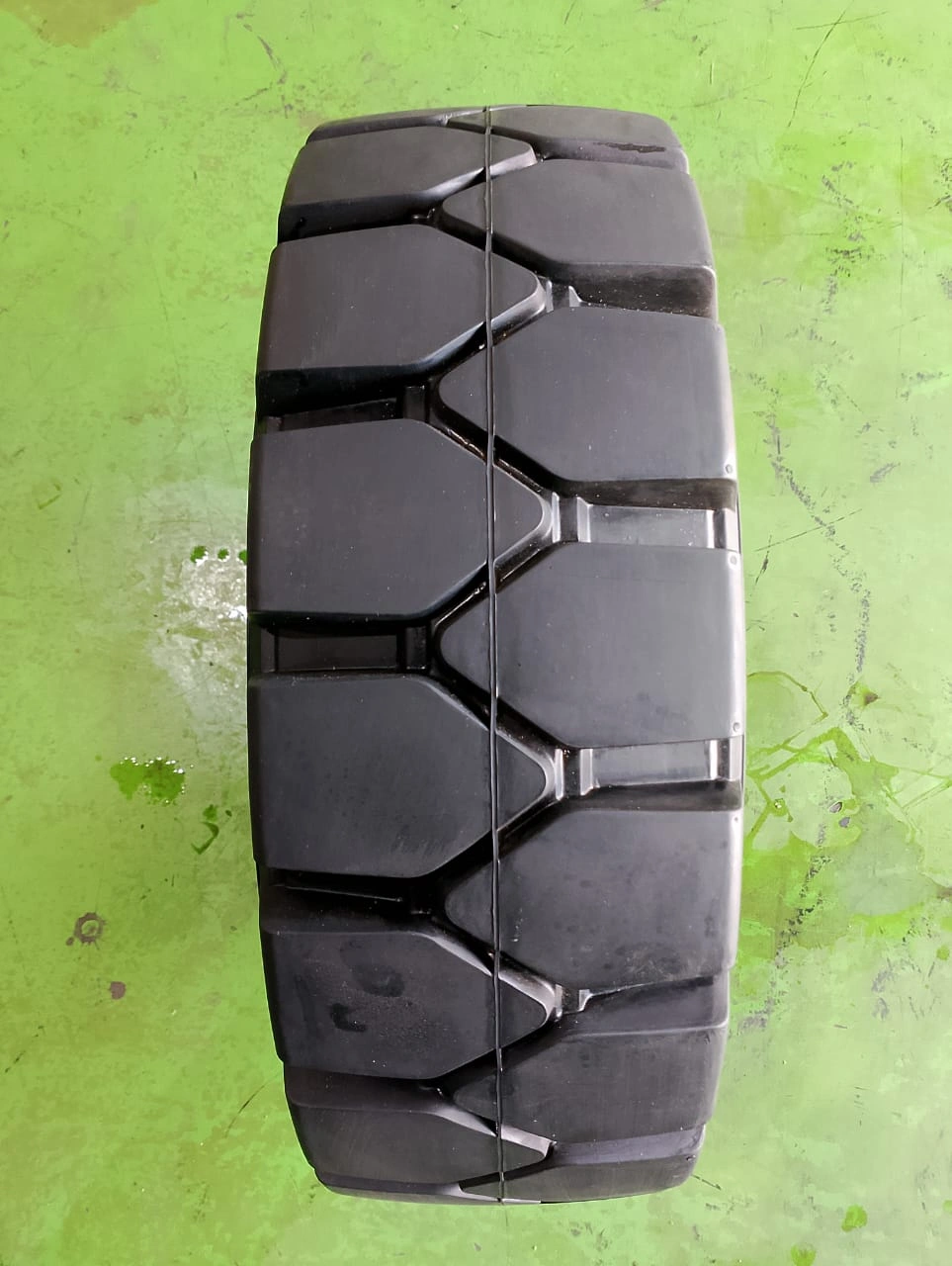 BLACK SOLID TYRES : RIB/LUG Type-4