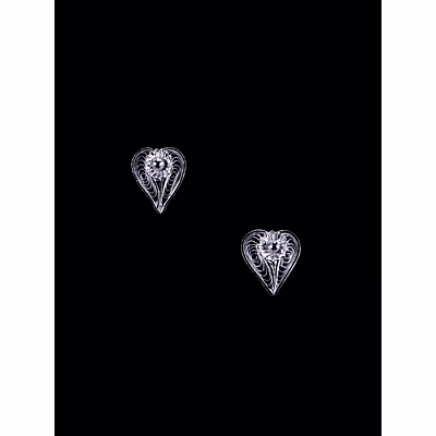 gonasika heart studs