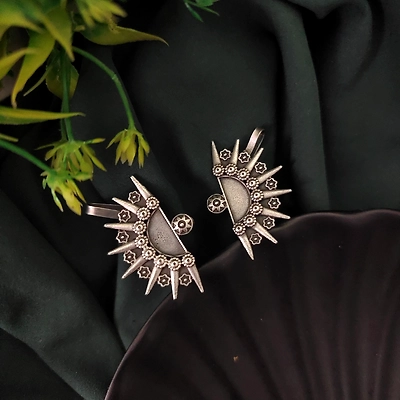 Gonasika Isabella Sun Earcuff