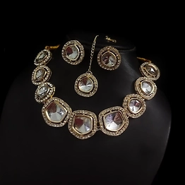 Gonasika Kundan Choker Necklace Earrings Set with Mangtika