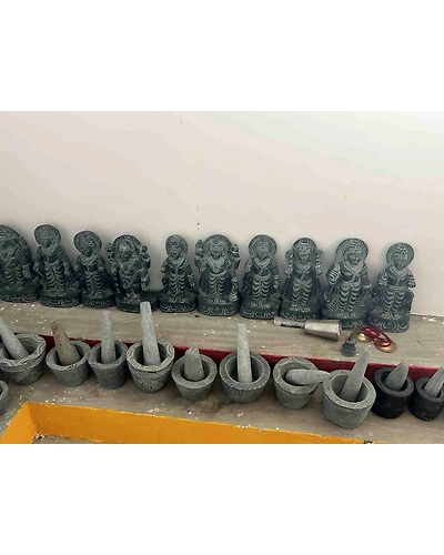 Miniature statues and Hand grinders for spices-1