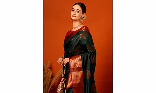 Women's Kanjivaram Silk Jacquard Saree With Attached Blouse Pice (Green) |