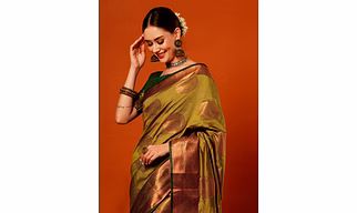 Women's Kanjivaram Silk Jacquard Saree With Attached Blouse Pice (Mustaerd) |