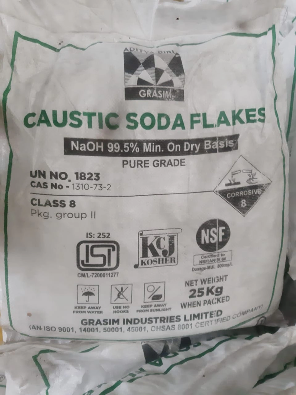 Caustic soda flakes-12557102