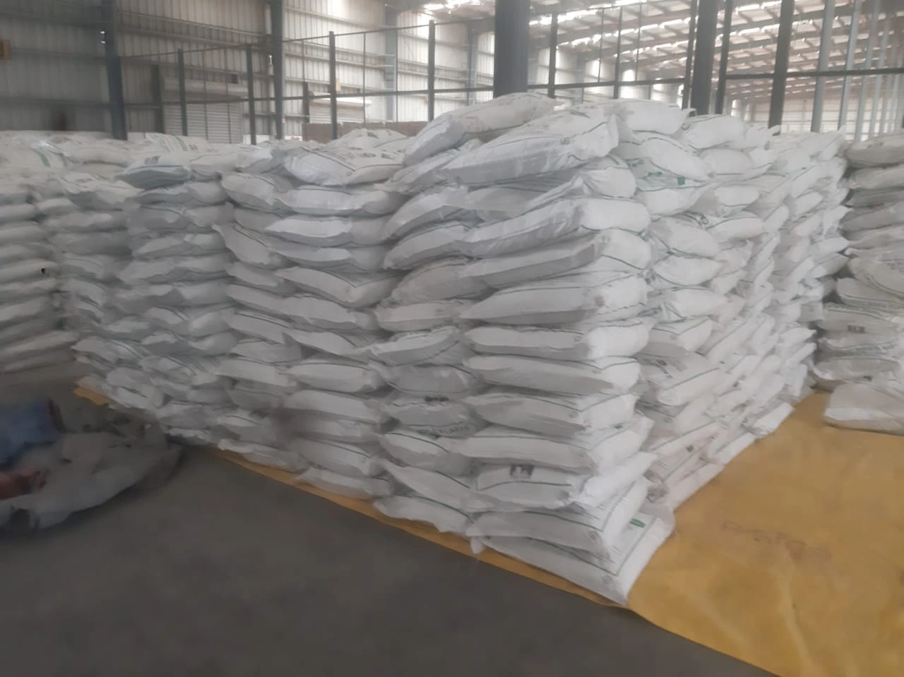 Caustic soda flakes-1